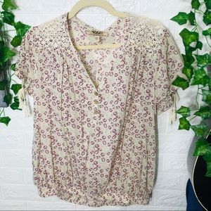 |🌸5/$25🌸VAC Short Sleeved Floral Printed V Neck Top Size Medium & Large